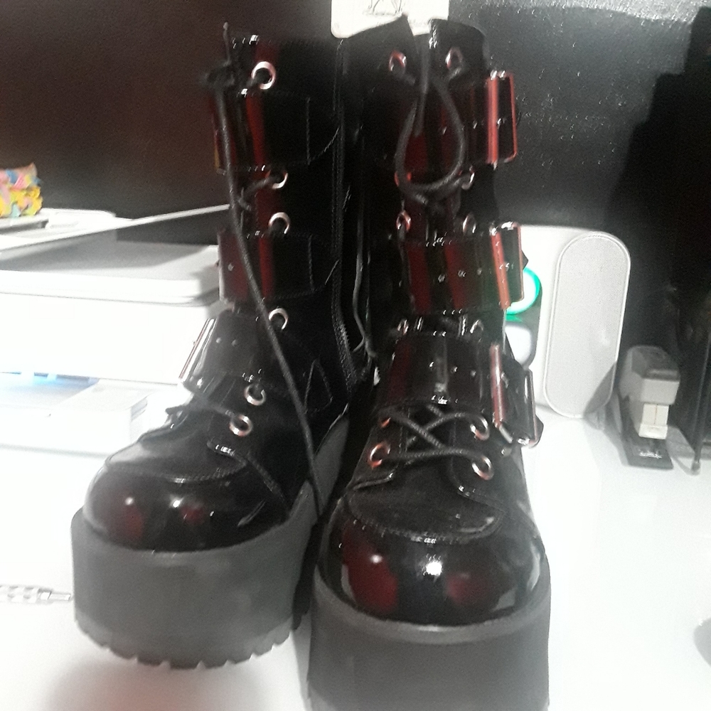 I am selling side 9 Ranger 308 Allmanmademat Demonia boots.